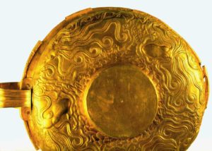 Кубок с орнаментом из осьминогов. 15 век до н. э. Золото; чеканка. Национальный музей, Афины