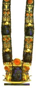  Ожерелье с изображением священных жуков-скарабеев. Ок. 1350 до н. э. Золото, ляпис-лазурь, зеленый полевой шпат, кальцит, стекло