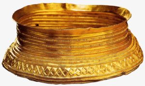 Вотивная чаша. 900 - 600 до н. э. Золото; чеканка. Вес менее 70 гр. Государственный исторический музей, Стокгольм