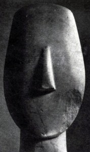 Голова мраморной статуэтки с Кикладских островов (остров Аморгос). Ок. 2000 г. до н. э. Париж. Лувр.