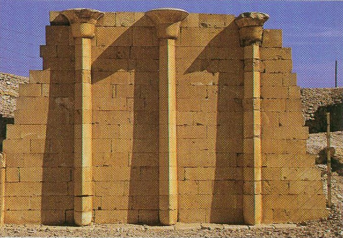 Temple t. Пирамида Джосера Саккара Египет. Стена заупокойного храма фараона Джосера в Саккара. Пирамида Джосера колонны. Пирамида Джосера пилястр.