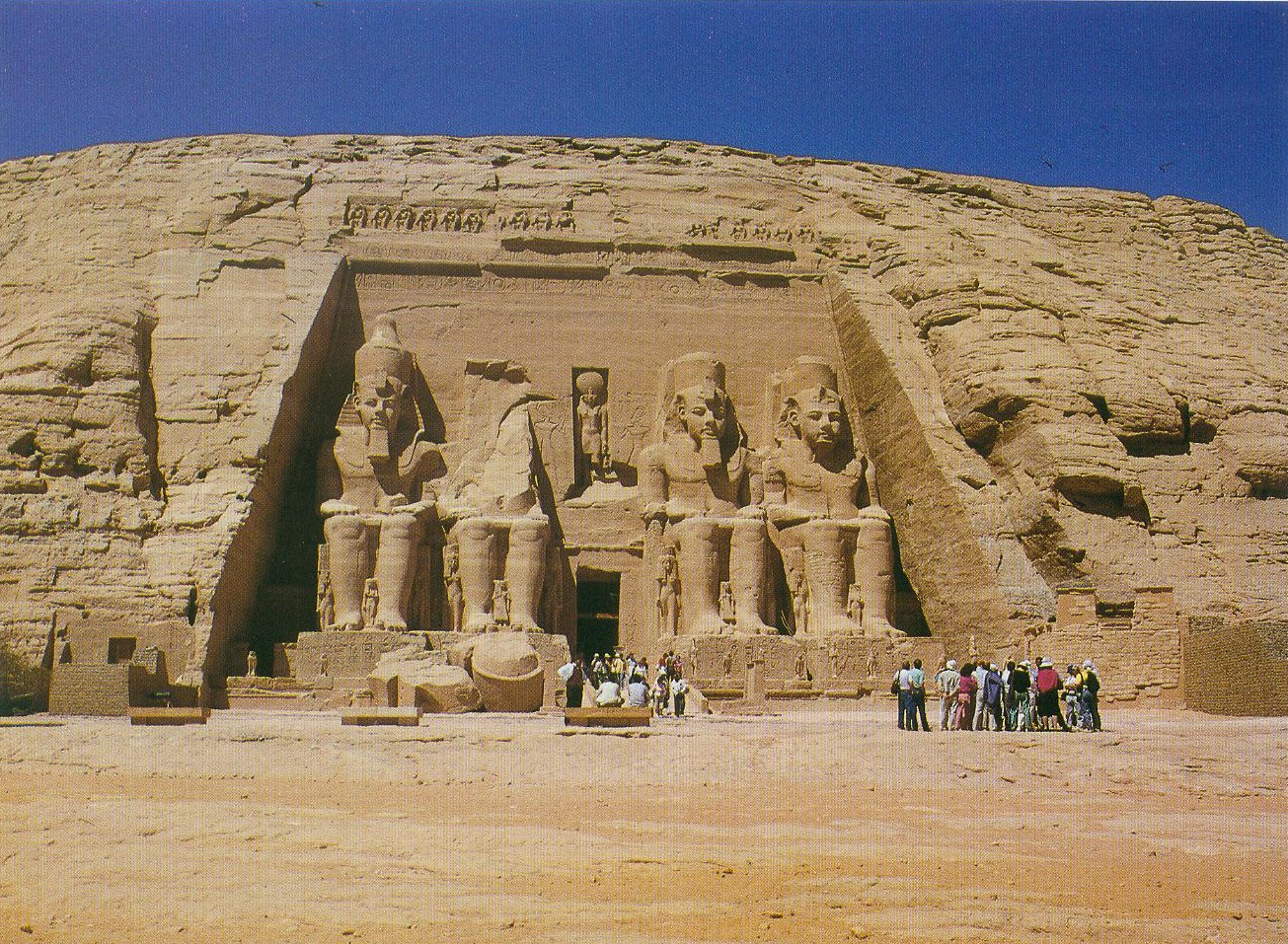 97. Больший храм из двух, вырезанных в скале Абу-Симбел.