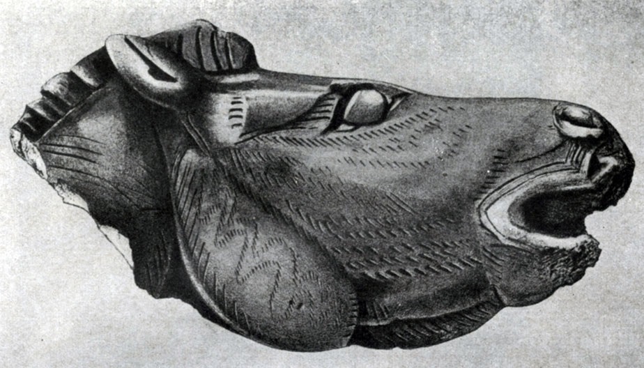Голова лошади из пещеры Мас д'Азиль (Франция, департамент Арьеж). Рог северного оленя. Длина 5,7 см. Верхний палеолит. Собр. Э. Пъетт (Франция).