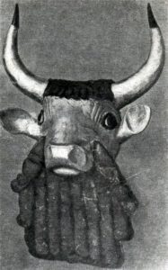  Голова быка с арфы из царской гробницы в Уре. Золото и лазурит. 26 в. до н. э. Филадельфия. Университет. Зиккурат в Уре. Реконструкция.