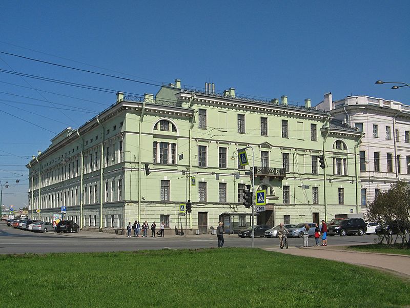 Дом Салтыкова, угол Дворцовой набережной и Суворовской площади.