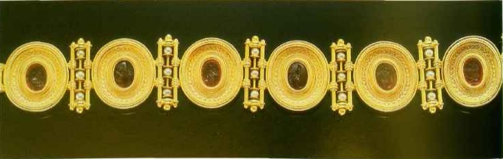 Золотой браслет с мелким жемчугом и сердоликом работы Кастеллани. Ок. 1860-1865. В данном изделии Кастеллани использовал старинные камни. Обратите внимание на их обрамления с витой проволокой и грануляцией.
