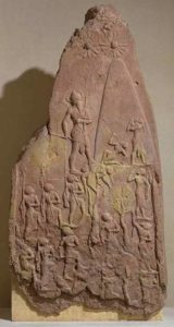 Победная стела Нарамсина из Суз. Красный песчаник. Около 23 в. до н. э. Париж. Лувр