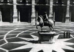 Микеланджело. Площадь Капитолия в Риме. Вид на статую Марка Аврелия с Капитолийского дворца.