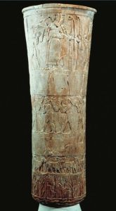 Ваза с изображением культовых сцен из Урука. Алебастр. Период Джемдет-Наср. Около 3000 г.тыс. до н. э. Багдад. Иракский музей.