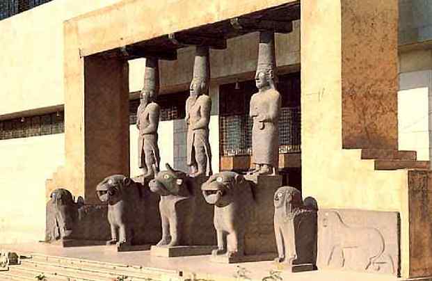 Статуи портала из Тель-Халафа (Митанни). Базальт. 11—9 вв. до н. э. Берлин