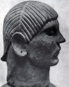 Голова с погребальной урны из Кьюзи. Начало 6 в. до н. э. Глина. Кьюзи. Музей.