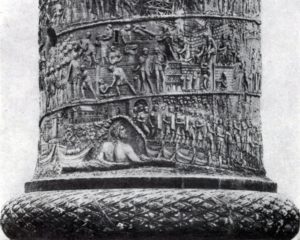 Колонна Траяна в Риме. Фрагмент (нижняя часть колонны).