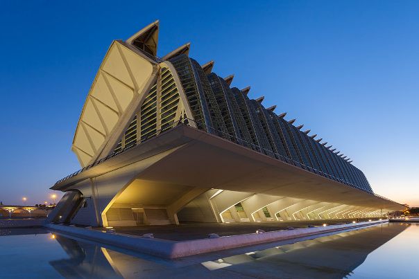 Вид на закате на музей принца Филиппа, Город искусств и наук, Валенсия, Испания. Площадь музея 40'000м², открыт 13 ноября 2000г., спроектирован Сантьяго Калатрава.