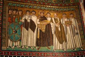 Император Юстиниан с окружением. Мозаики Сан Витале