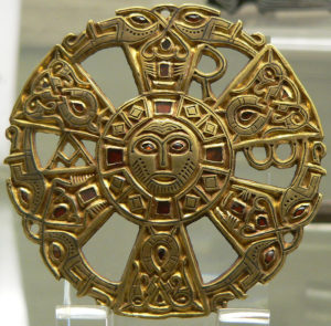 Золотая бляшка в виде хризмы с ликом Спасителя, украшенная гранатами, создана предположительно на рубеже VI-VII вв.