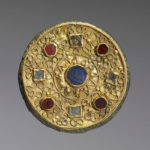 Дисковидная фибула, VII век; золото, бронза, камни, стеклянная паста; Walters Art Museum.