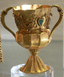 Золотой потир с гранатами и бирюзой; Сокровище Гурдона; Кабинет медалей, Париж.