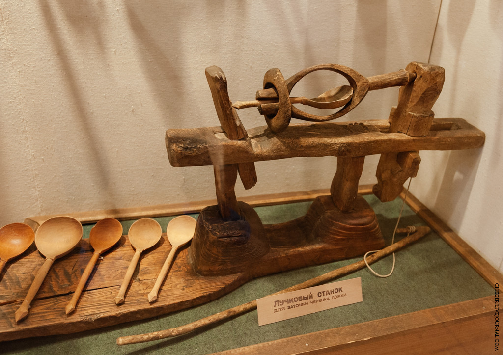 Деревянный изготовление станок. Старинные инструменты. Старинные деревянные инструменты. Старинные деревянные приспособления. Деревянный станок.