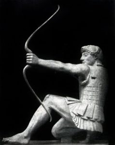 Геракл с восточного фронтона храма Афины-Афайи на острове Эгине. Мрамор. 490—480 гг. до н. э. Мюнхен. Глиптотека