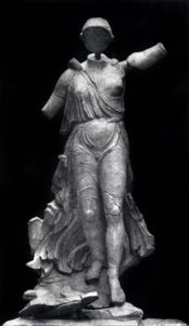 Пэоний. Ника, спускающаяся с небес. Из Олимпии. Мрамор. Третья четверть 5 в. до н. э. Олимпия. Музей