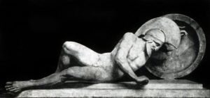 Раненый воин с восточного фронтона храма Афины-Афайи на острове Эгине. Мрамор. Около 490—480 гг. до н. э. Мюнхен. Глиптотека