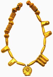 Ожерелье с разнообразными подвесками. 8 век до н. э. Золото. Музей Карфагена