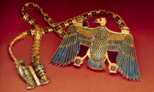 Ожерелье с пекторалью в виде богини Нехбет. Ок. 1334 - 1328 до н. э. Золото, лазурит, сердолик, обсидиан, стекло