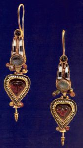 Серьги с египетскими коронами. 3-2 в. до н. э. Золото, полудрагоценные камни, стекло
