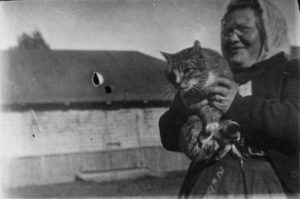 Helena Södergran med katt i famnen ... (1910-1920)